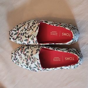 Toms Christmas Holly Shoes Size W5.